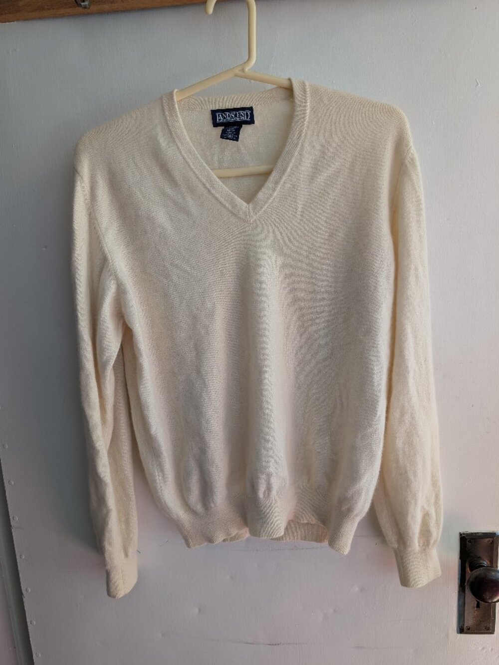 Beautiful 100% cashmere Lands End v-neck sweater soft cream